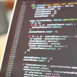 Kódsorok egy számítógép monitorán